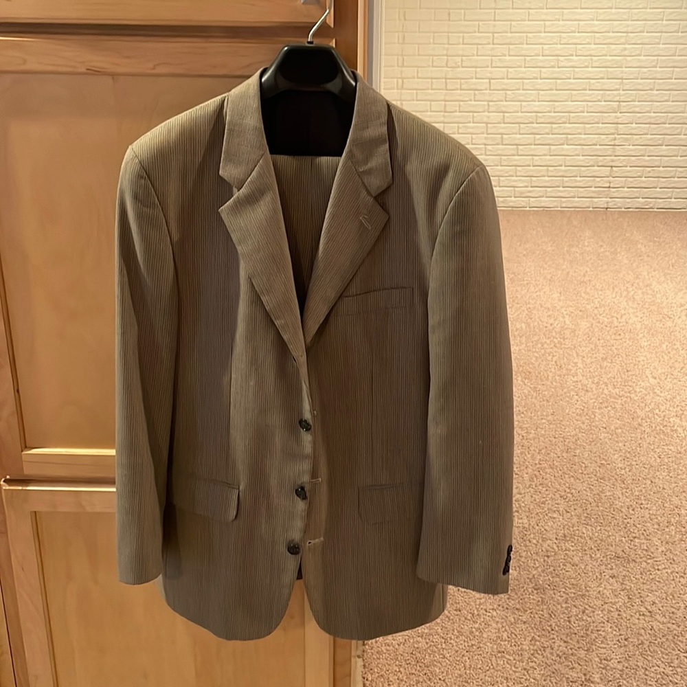 J Riggins suit pleated pants 40R top 33/30 bottom in excellent condition